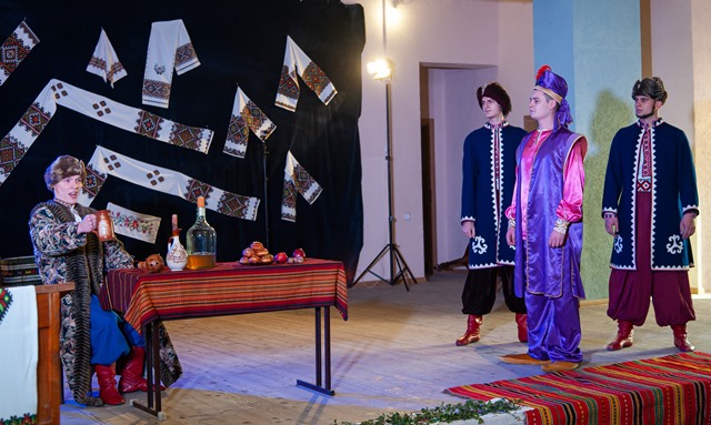 Звучить «Пісня про Байду» в опр. Михайла Вериківського. Виконує Олег Нищота в дуеті з магістрантом Володимиром Витрикушем